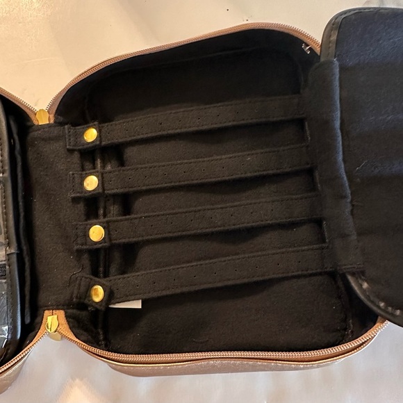 NWOT For Your Eases Only Cosmetic Make- Up Bag Gold Tone Quilted Gold Hardware - Picture 8 of 11